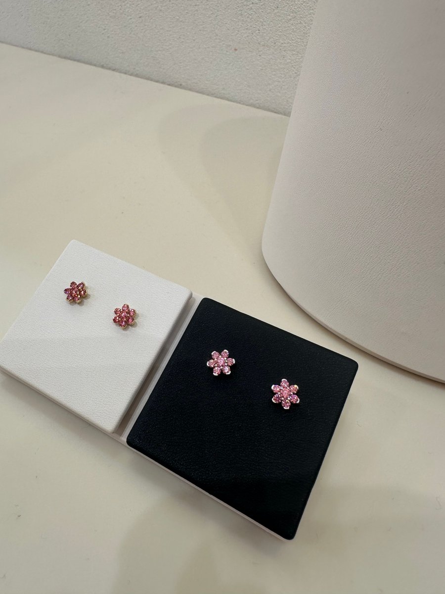 MoorSheffield's tweet photo. Discover elegance and sophistication with Pandora's Timeless Collection 💎

From rings to bracelets to earrings, each piece is designed to add the perfect finishing touch to your outfit.

Explore the collection today at The Moor, Sheffield 🛍️ https://t.co/pUMB6tQnF3