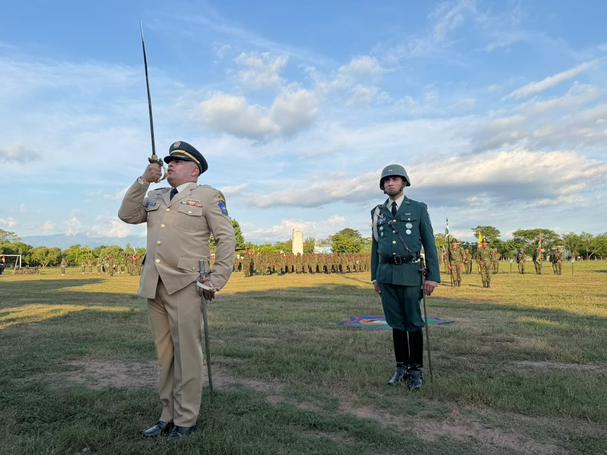 Ejercito_Div2's tweet photo. El señor Teniente Coronel Erbin Torres Verano asumió el mando del Batallón de Instrucción, Entrenamiento y Reentrenamiento N.° 5 de la #QuintaBrigada, una unidad estratégica encargada de fortalecer las capacidades tácticas, técnicas y operacionales de nuestros soldados.

Con una sólida trayectoria militar y el compromiso de impulsar una instrucción basada en la disciplina, el liderazgo, los DD.HH. y el D.I.H., continuará preparando a las tropas que protegen el nororiente colombiano y contribuyen al cumplimiento del #PlanAyacuchoPlus.

#NuestroCompromisoEs🇨🇴