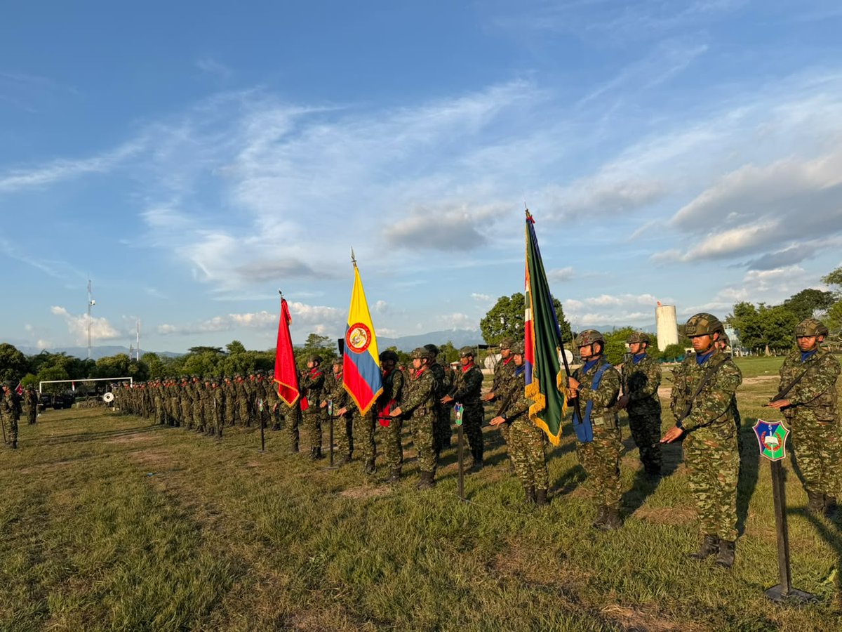 Ejercito_Div2's tweet photo. El señor Teniente Coronel Erbin Torres Verano asumió el mando del Batallón de Instrucción, Entrenamiento y Reentrenamiento N.° 5 de la #QuintaBrigada, una unidad estratégica encargada de fortalecer las capacidades tácticas, técnicas y operacionales de nuestros soldados.

Con una sólida trayectoria militar y el compromiso de impulsar una instrucción basada en la disciplina, el liderazgo, los DD.HH. y el D.I.H., continuará preparando a las tropas que protegen el nororiente colombiano y contribuyen al cumplimiento del #PlanAyacuchoPlus.

#NuestroCompromisoEs🇨🇴