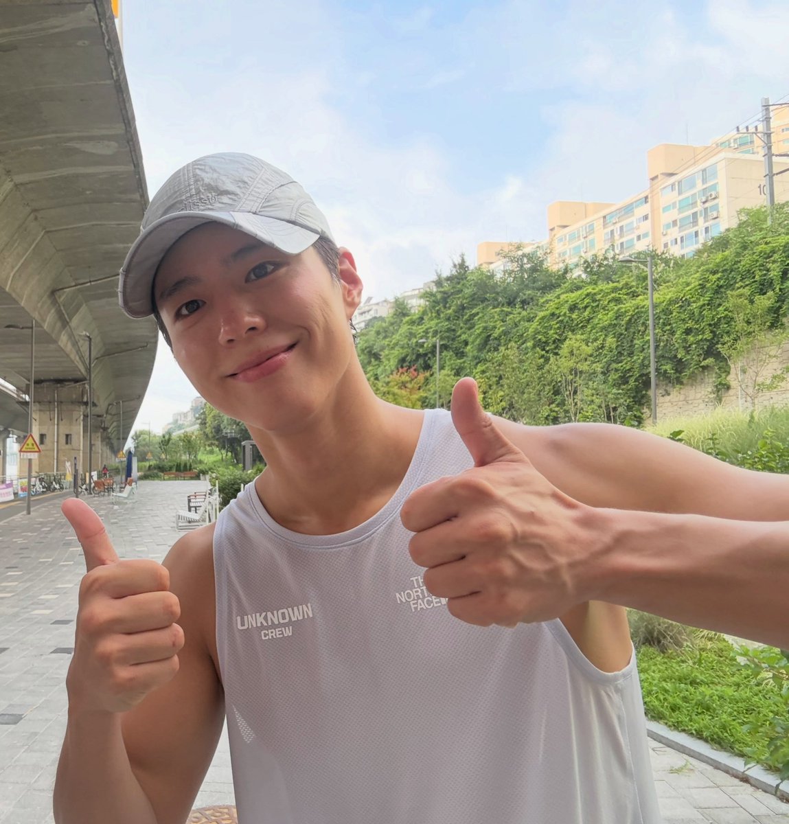 staybgm's tweet photo. 무더위 러닝엔 민소매가 최고지 😍🫶
션님 늘 고화질로 박보검 짤 줘서 좋다 https://t.co/IAMFVKRW3D