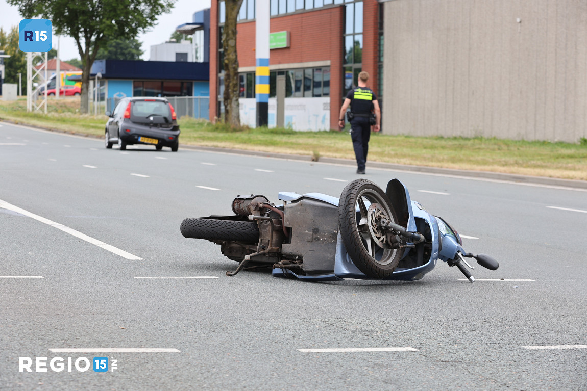 Opzittende scooter zwaargewond na aanrijding met auto