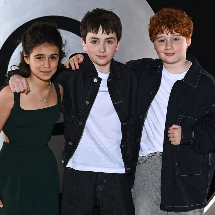 thiegonovais's tweet photo. O próximo ciclo de marketing da série HARRY POTTER começa dia 1 de setembro em um evento em Londres feito pela própria HBO Max com a presença dos fãs.

Um novo trailer oficial deve ser lançado nesse dia e também possivelmente anúncios do elenco da segunda temporada. Após, o trio vai começar a aparecer em capas de revistas (Empire, EW e outras) com novas declarações da showrunner, diretor e do próprio elenco. 

O primeiro pôster da série também deve ser lançado em setembro. Em setembro, as gravações de Câmara Secreta começam e eles devem ficar pelo menos três meses gravando até a pausa de divulgação da primeira em dezembro. 

Isso pode incluir CCXP (muitas chances) e aparição em programas e vários canais de Youtube, além da premiere mundial em Londres. Sei que agora estamos na calmaria, mas vem muita coisa boa aí! Tudo isso é especulação minha, mas aqui tem bagagem! 😅