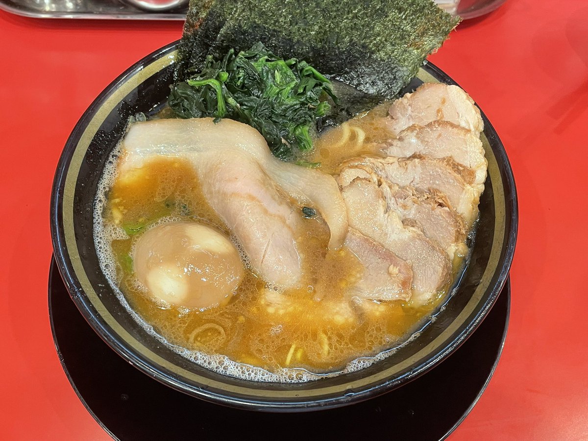citrus_hirohiro's tweet photo. 今日、友人と秋葉原に待ち合わせをしてライブまで時間があるので早めの夕飯として2人で家系のラーメン屋、大﨑家 末広町店さんで食べました

注文したのはラーメン(煮豚チャーシュー・味玉トッピング)を頂きました！

麺は太麺でスープはしょっぱさもそんなに強くなく濃厚でコクがありすごく美味しかったのです😋

ご馳走様でした！🙏✨

#東京 #秋葉原 #末広町 #家系 #ラーメン #大輝家直系 #大崎家