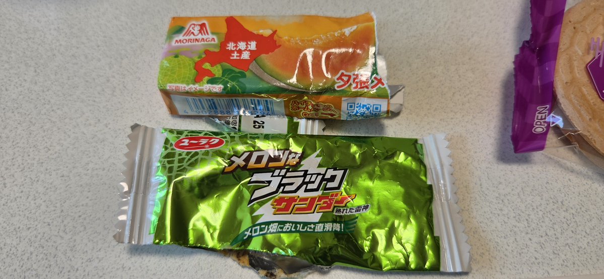 4k_8102's tweet photo. 先輩がお風呂貸してくれて、炭酸もお菓子もくれた😭
お誕生日プレゼントは奮発しよう
メロン味、おいしかった https://t.co/m0eO5ZVwnY