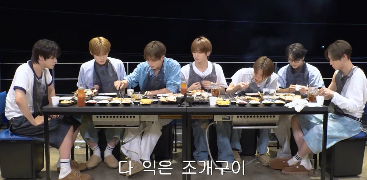 soso_0302_3's tweet photo. 압도적 두명 졸귀앞치마 https://t.co/9R0I1HmhSw