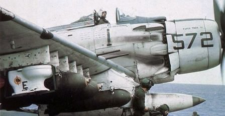 MAXIMUM_ODEN's tweet photo. 【王道熱血系】ジェット戦闘機 vs レシプロ攻撃機の戦いがベトナムで繰り広げられた話

ベトナム戦争で起きた、嘘のような本当の空中戦。時速900kmオーバーで飛ぶジェット戦闘機「MiG-17」を、爆弾まみれの泥臭いプロペラ攻撃機「A-1 スカイレイダー」が撃墜。
わ　
🔥速度差2倍。なぜ遅いA-1スカイレイダーが、高速のMiG-17ジェットを撃墜できたのか？

📝1965年6月20日、および1966年10月9日の空戦。

一見、ハイテクがローテクを圧倒するはずの戦闘で、勝敗を分けたのは「エネルギー管理」と「旋回半径」の差でした。

▼ A-1側の勝利の方程式：
① 奇襲を察知した瞬間に爆弾を投棄、本来の運動性を確保
② 即座に高度を下げ、MiGが苦手な「超低空・低速域」へ引きずり込む
③ MiGが追従できないほどの極小半径でターン
④ 速度差がありすぎて前に飛び出さざるを得ないMiGの背後を取る

1965年の戦闘では、4機のA-1が「ラフベリー・サークル」を結成。誰かが狙われても、円の反対側の僚機が敵の背後を撃てる完璧な相互支援（セクション・インテグリティ）を維持しました。

近代戦における「機体のスペック差を、パイロットの戦術と練度でひっくり返した」教科書のような大金星。空戦機動（BFM）の奥深さを思い知らされる戦史です。

ちなみに、撃墜したパイロット（チャールズ・ハートマン中尉ら）は、帰還後に『ミグ・キラー』として大喝采を浴びました。

 #ミリタリー #戦闘機 #スカイレイダー #ミグ17