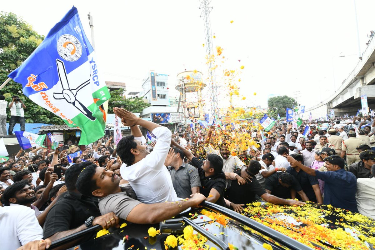 JaganannaCNCTS's tweet photo. జననేత జగనన్న పర్యటనలో జననీరాజనం. 🔥

విశాఖపట్నం ఎయిర్ పోర్ట్ నుండి శ్రీకాకుళం వరుకు.. పోలీసుల ఆంక్షలను దాటుకొని జగనన్న వెంట జనసముద్రంలా కదిలిన వైయస్ఆర్సీపీ శ్రేణులు.

#YSJagan #CBNJungleRaj #AndhraPradesh #JaganannaConnects https://t.co/0ixRRNljMX