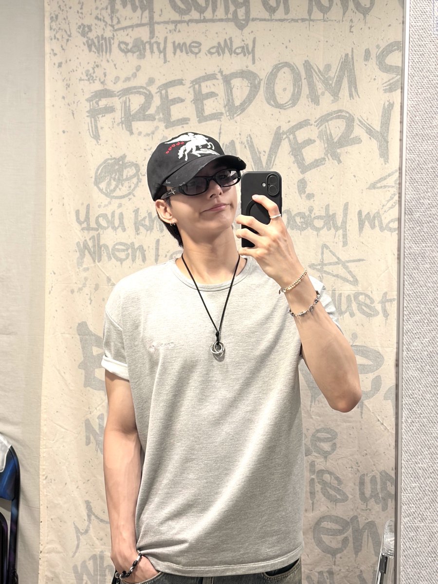 odebbl's tweet photo. 💌 260730 4:23 PM

🦊 actually, they're all good
🦊 but I only hit 'like' on the ones that are really really my style
📸
📸
🦊 this is me https://t.co/qqMljqYN2n