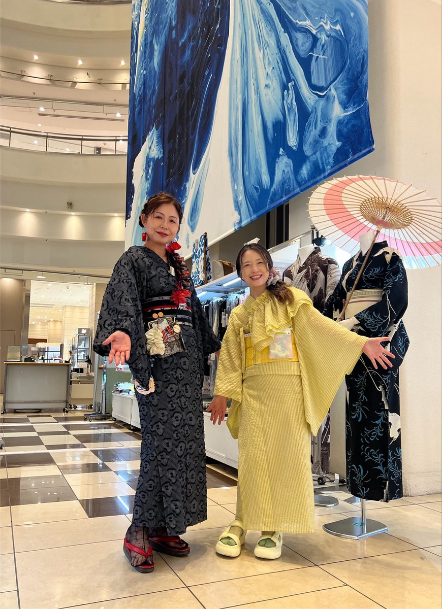 koe_chan's tweet photo. 仙台三越2日目の凸凹コンビ!!
今日はななぴょんさんに五月堂の播州織木綿きものを着てもらったのですが、
黒赤コーデまじカッケー😳✨
って感じでした!!

私は見附織のスフレミモザでキイロの人に。
スフレシリーズは絵面はベーシックすぎて面白みがないんだけど、羽織ると良さを実感できるタイプのお品なので、
ぜひ現地にてお試しくださいませ〜🙇‍♀️