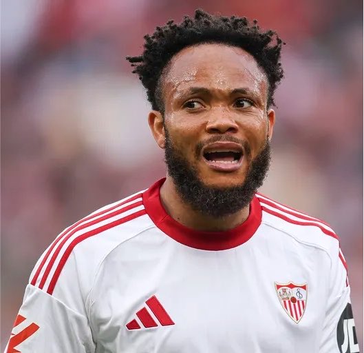 GonzaloTortosa's tweet photo. 🔴⚪️🚨 ÚLTIMA HORA. 

❌ Chidera Ejuke no viaja al stage en Holanda y Alemania. 

↪️ El club continúa esperando que acepte un nuevo destino de las ofertas que tiene y se quedará en Sevilla para ello. 

❌ Marcao sigue con molestias y tampoco viaja con el equipo. 

↪️ El capitán del Sevilla FC empezó la pretemporada junto al grupo y se lesionó en los primeros días, hace unas tres semanas. 

El brasileño hará en Sevilla un plan específico, Alfon si viaja al poder hacer allí su recuperación. 

❌ Tampoco viajarán los descartes: Pedrosa, Joan Jordán, Gattoni, Fabio Cardoso y Rafa Mir. 

↪️ Rafa Mir es la salida más cercana. Prácticamente inminente. Con el resto se va avanzando en sus salidas, excepto con Joan Jordán, molesto por estar al margen del equipo.

Iremos informando en @elchiringuitotv