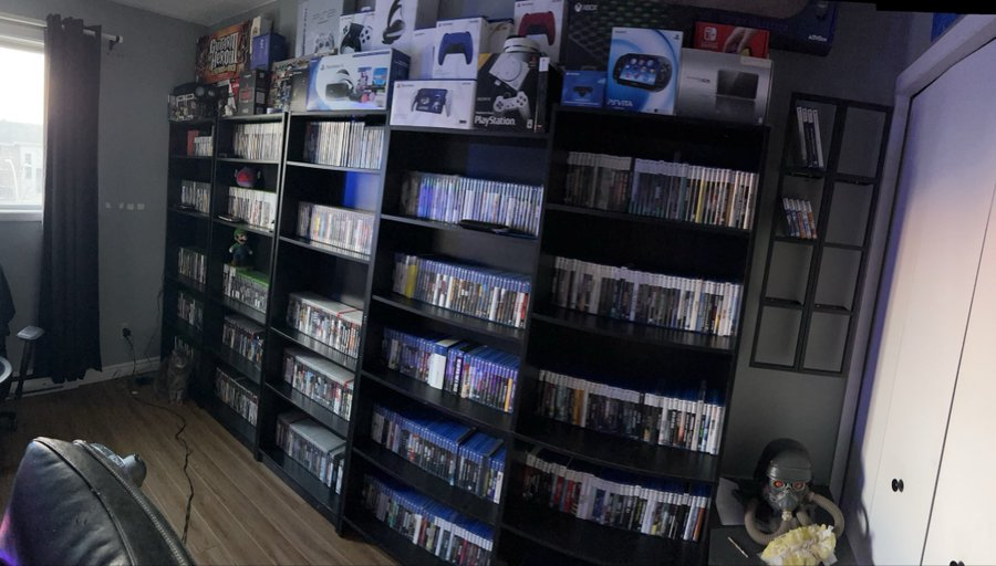 VideoGamesPlus_'s tweet photo. 520 days. ⏳

@Sony, This sweet collection from @MrBruceWayne93 didn't happen by accident.

It happened because gamers could buy, keep, trade, lend, and proudly display the games they love.

Physical games create collections.
Digital creates licenses.

@PlayStation, keep physical alive.
