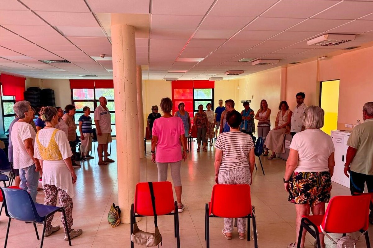 JMDCiudadLineal's tweet photo. 👵200 personas mayores participan este verano en los talleres organizados por #CiudadLineal

🧘‍♀️ Bienestar, uso seguro del móvil, gimnasia y cine de verano forman parte de la programación

La concejala @MalvarezNadia ha visitado una de estas actividades 

👉https://t.co/PRcwzYebhz https://t.co/oxxh6PlqcW