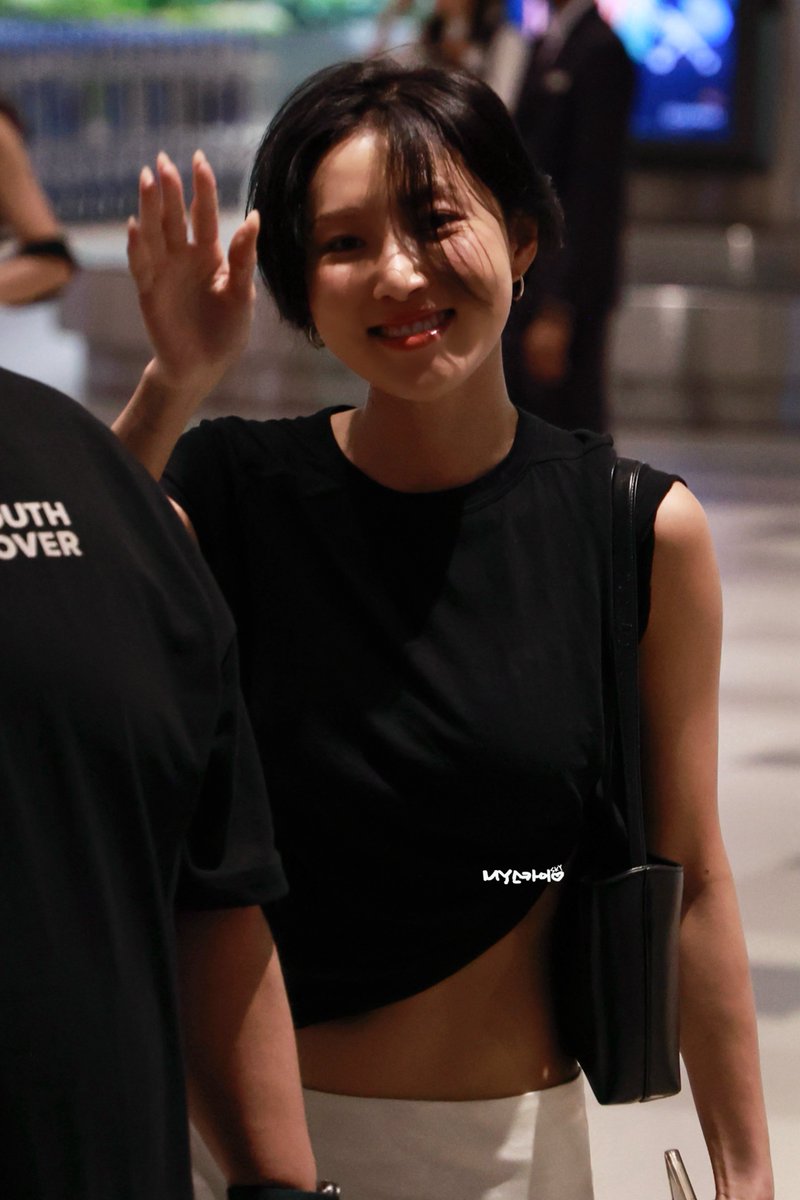 My_Skyy_'s tweet photo. 2607030 싱가포르 입국

#마마무 #화사 #MAMAMOO #HWASA https://t.co/EJQw4B2Kir