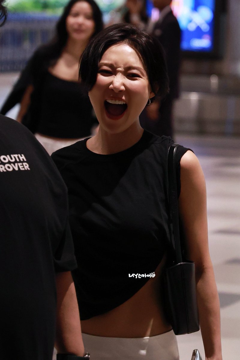 My_Skyy_'s tweet photo. 2607030 싱가포르 입국

#마마무 #화사 #MAMAMOO #HWASA https://t.co/EJQw4B2Kir