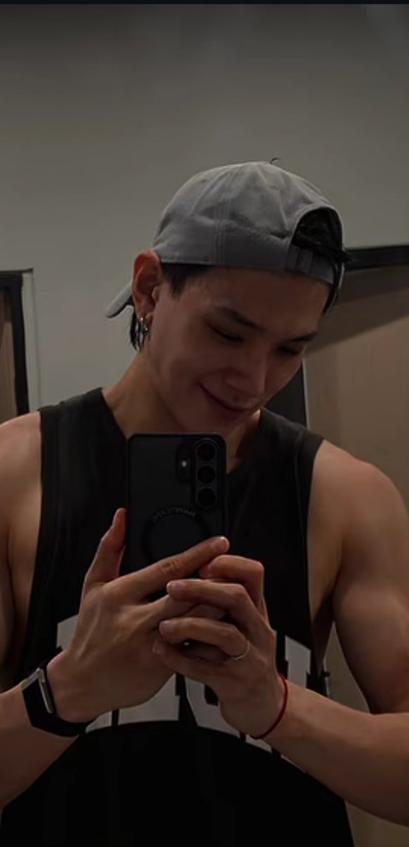 its_velvethaze's tweet photo. Let me take a moment to admire my fine Man 🤌🏻🫠 
#DaouPittaya https://t.co/w5yCjKMw5x