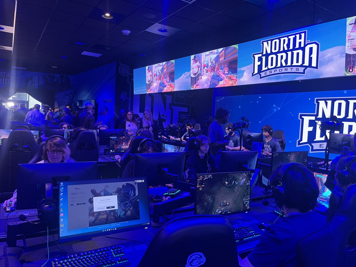 nicolee359's tweet photo. @timmmFH @unfesports is p nice https://t.co/MAJC88I0UF