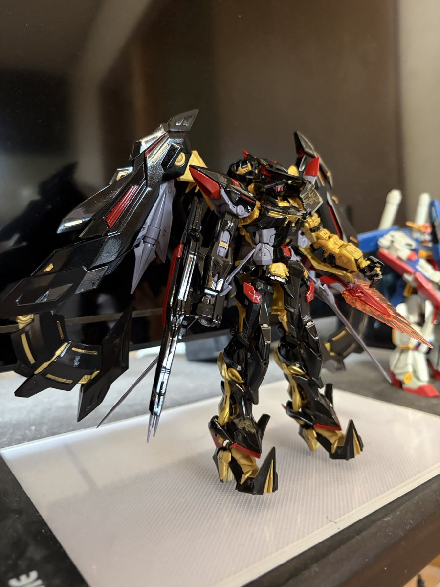 genuine3828's tweet photo. #ガンプラ
ＲＧ　アストレイゴールドフレーム天ミナ　完成
素組み　スミ入れ　光沢トップコート
やっぱりＲＧだね、パーツがちっちゃい。
ＲＧにありがちな腰のＢパーツがハマりにくいんよな。
背中重い割に自立がしやすいのは拍手。
成形色が光沢黒だったのでトップコートも光沢にしてみました。 https://t.co/9hA4FyNzg5