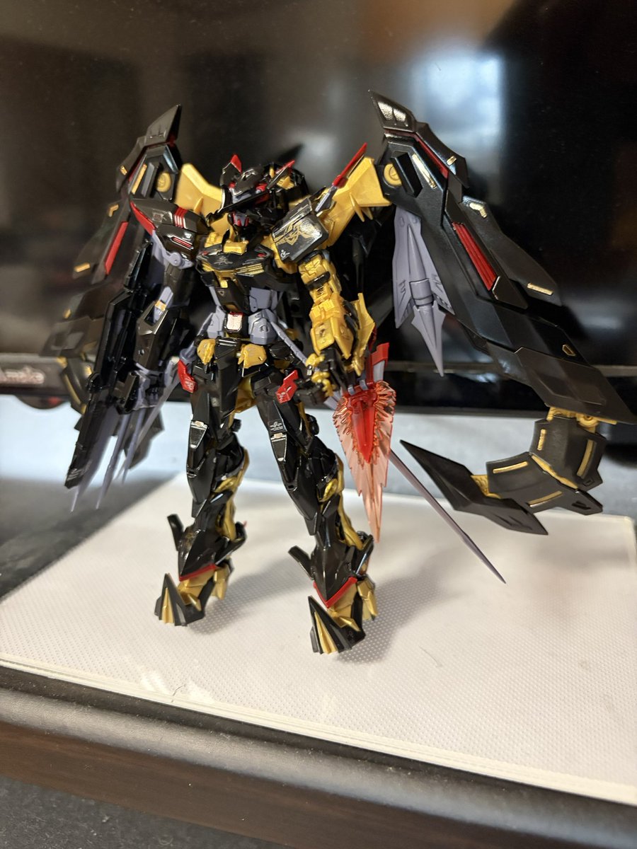 genuine3828's tweet photo. #ガンプラ
ＲＧ　アストレイゴールドフレーム天ミナ　完成
素組み　スミ入れ　光沢トップコート
やっぱりＲＧだね、パーツがちっちゃい。
ＲＧにありがちな腰のＢパーツがハマりにくいんよな。
背中重い割に自立がしやすいのは拍手。
成形色が光沢黒だったのでトップコートも光沢にしてみました。 https://t.co/9hA4FyNzg5