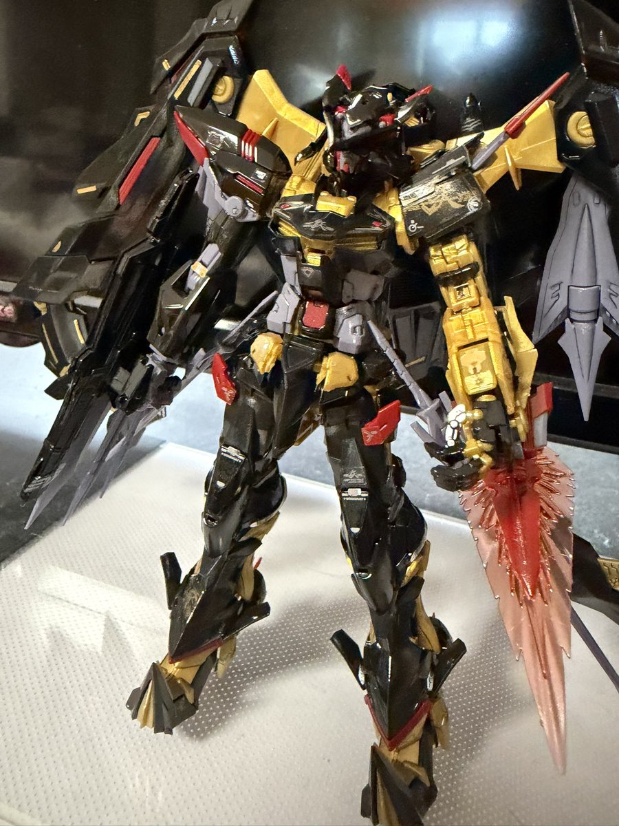 genuine3828's tweet photo. #ガンプラ
ＲＧ　アストレイゴールドフレーム天ミナ　完成
素組み　スミ入れ　光沢トップコート
やっぱりＲＧだね、パーツがちっちゃい。
ＲＧにありがちな腰のＢパーツがハマりにくいんよな。
背中重い割に自立がしやすいのは拍手。
成形色が光沢黒だったのでトップコートも光沢にしてみました。 https://t.co/9hA4FyNzg5
