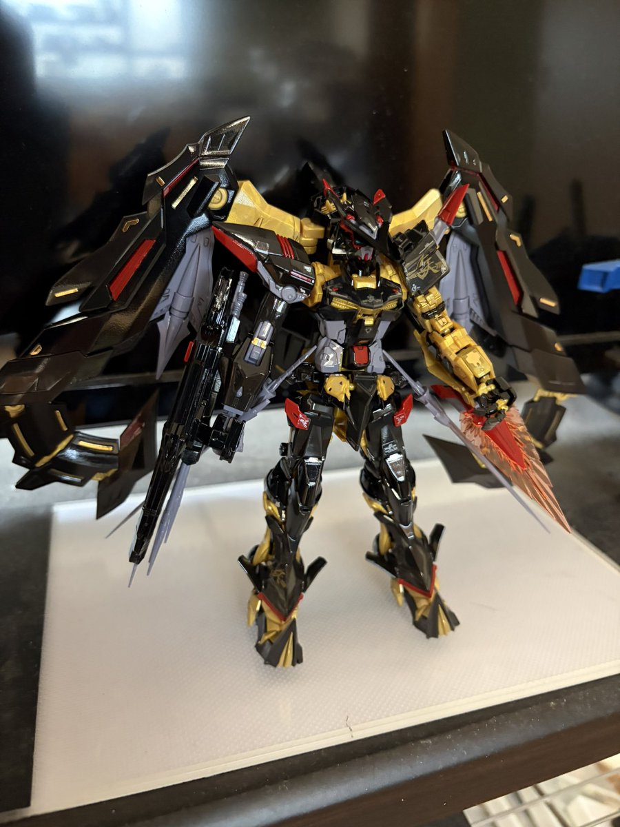 genuine3828's tweet photo. #ガンプラ
ＲＧ　アストレイゴールドフレーム天ミナ　完成
素組み　スミ入れ　光沢トップコート
やっぱりＲＧだね、パーツがちっちゃい。
ＲＧにありがちな腰のＢパーツがハマりにくいんよな。
背中重い割に自立がしやすいのは拍手。
成形色が光沢黒だったのでトップコートも光沢にしてみました。 https://t.co/9hA4FyNzg5