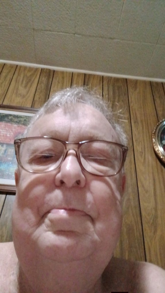 _MARK_GEOR's tweet photo. I was diagnosed with advanced lung cancer in October 2022, and the cancer had already spread to my lymph nodes. I went through about two and a half years of chemotherapy, but by September 2025, I was sent home and told there was little more that could be done.
@joeroganhq https://t.co/laJKyMveFx