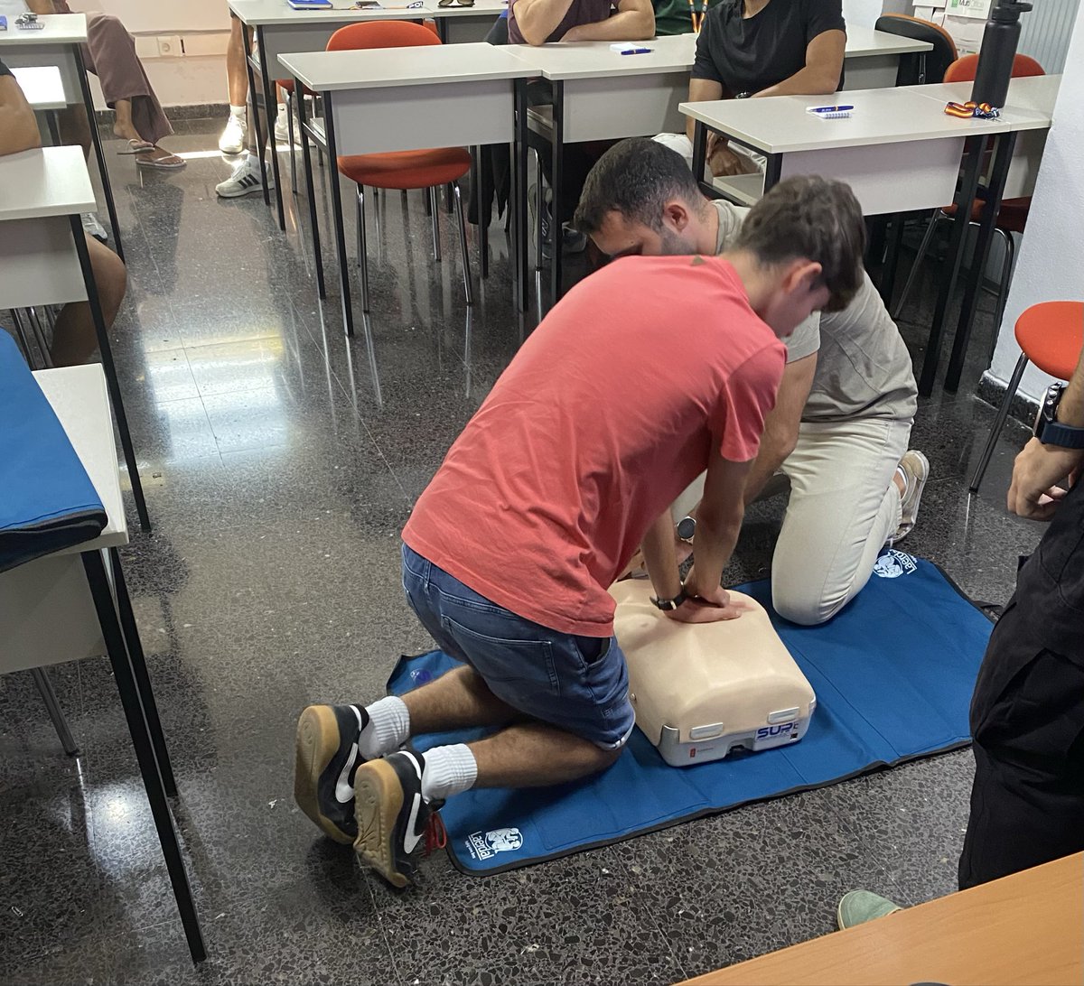 SGP_BALEARES's tweet photo. ¡Gracias por vuestro compromiso con la seguridad y la protección de los demás! 💙🚔🚑

#SUPBaleares #AUGCBaleares #SVB #RCP #Emergencias #Formación #SalvarVidas https://t.co/AJYcfMTYxC