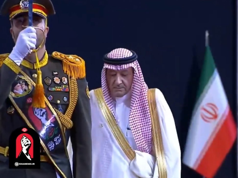 MR_EMARATY69's tweet photo. -خضعوا للحوثي 
-خضعوا لايران 
-كلوا سمبوسه مع الحوثي
- قصوا الكيك مع ايران
- دفعوا جزيه للايراني
- دفعوا جزيه للحوثي
- ساروا عند امريكا يحاولون يمنعون الهجمات على ايران 
- سلموا الاراضي للحوثي 

وبالنهايه شقوهم من ورا وجدام 😂 https://t.co/sZEpmZNsQ8