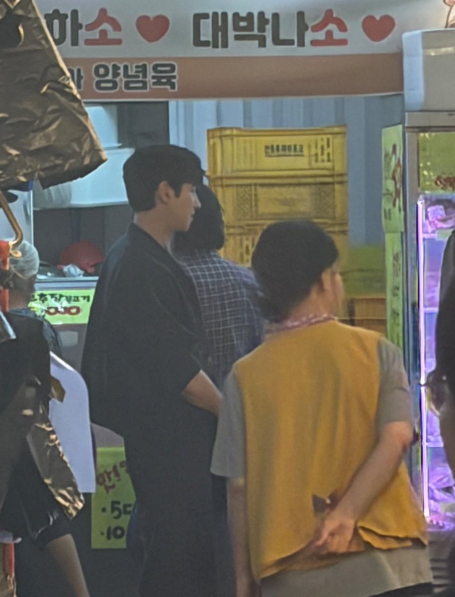 __doka_'s tweet photo. 오늘 촬영씬이랑 목격담 뜬거 무슨 문신에 선거유세라니 드라마 내용 진짜 감도안잡히네 https://t.co/7Us1I5HfLv