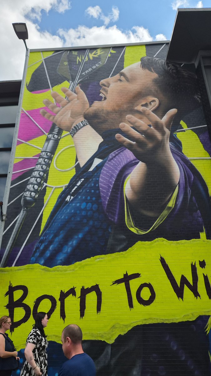 DanDartsDawson's tweet photo. Just been at a thing in Warrington.
Hundreds out to see Luke Littler and a 36ft mural of his face on the side of the shopping centre. 
The biggest cheer came when he detailed his favourite local takeaway. 
A lad bought Littler a baked potato from a van.
This sport is unrivalled. https://t.co/pmnTbC3N5Z
