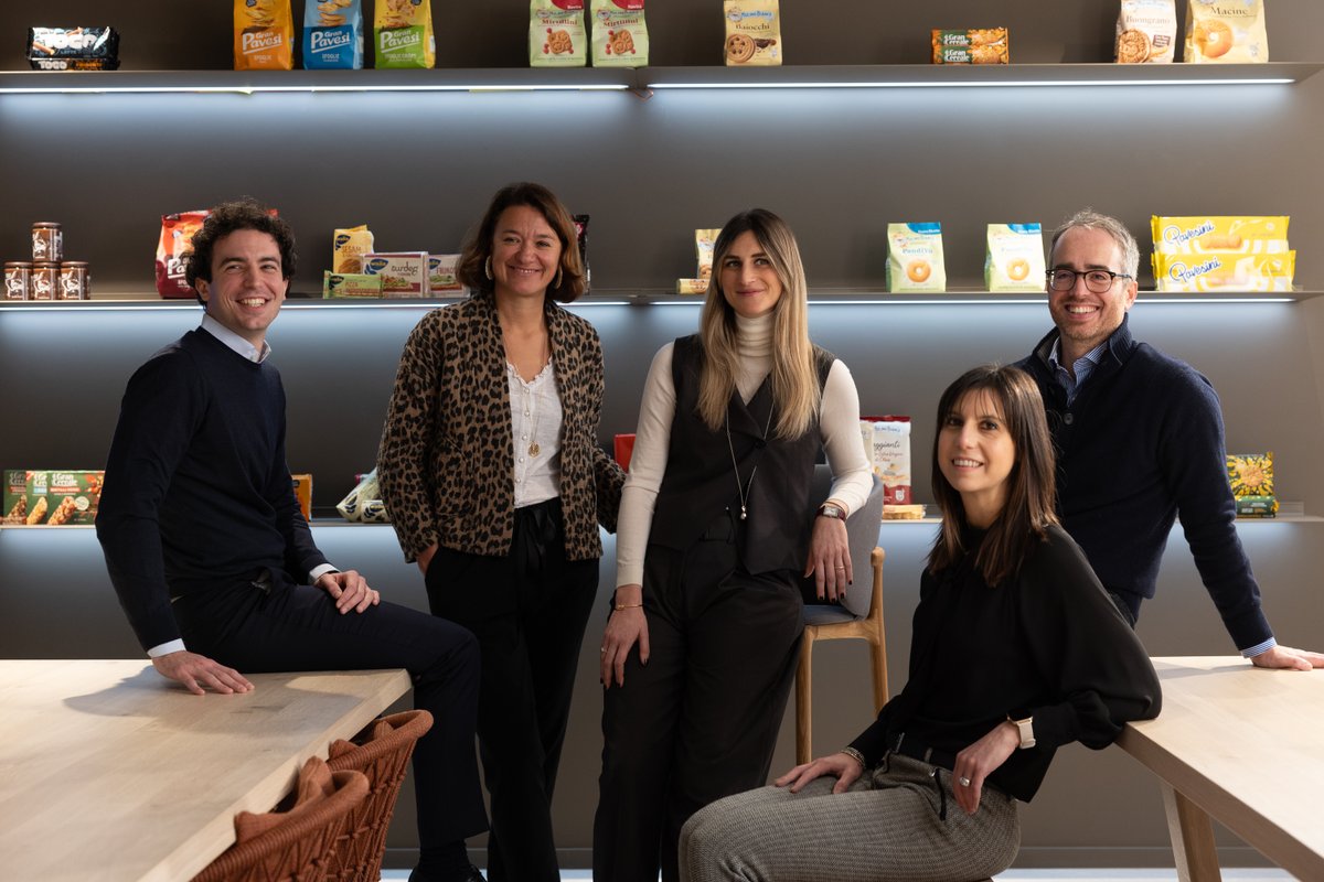 barillagroup's tweet photo. 🫂 The best connections often begin with working side by side.

From our offices and plants to our research centers around the world, our #BarillaPeople bring different experiences, perspectives, and stories together every day.

#WorkingAtBarilla #InternationalDayOfFriendship https://t.co/BKkTxJpeBf