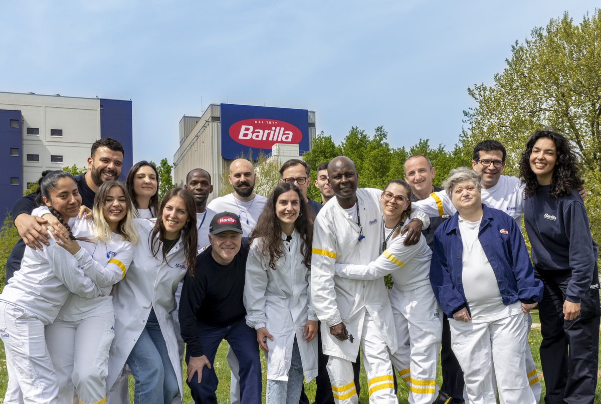 barillagroup's tweet photo. 🫂 The best connections often begin with working side by side.

From our offices and plants to our research centers around the world, our #BarillaPeople bring different experiences, perspectives, and stories together every day.

#WorkingAtBarilla #InternationalDayOfFriendship https://t.co/BKkTxJpeBf