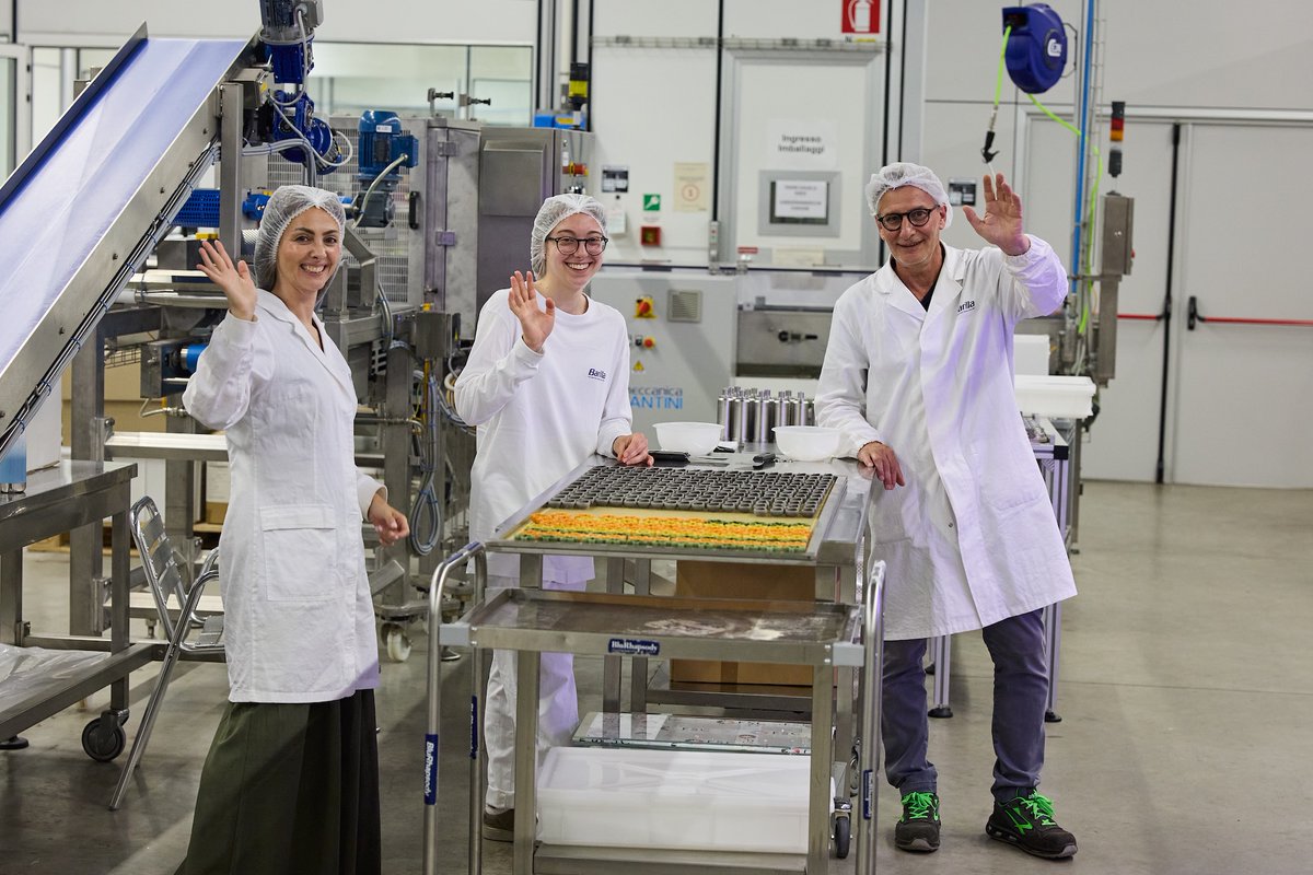 barillagroup's tweet photo. 🫂 The best connections often begin with working side by side.

From our offices and plants to our research centers around the world, our #BarillaPeople bring different experiences, perspectives, and stories together every day.

#WorkingAtBarilla #InternationalDayOfFriendship https://t.co/BKkTxJpeBf