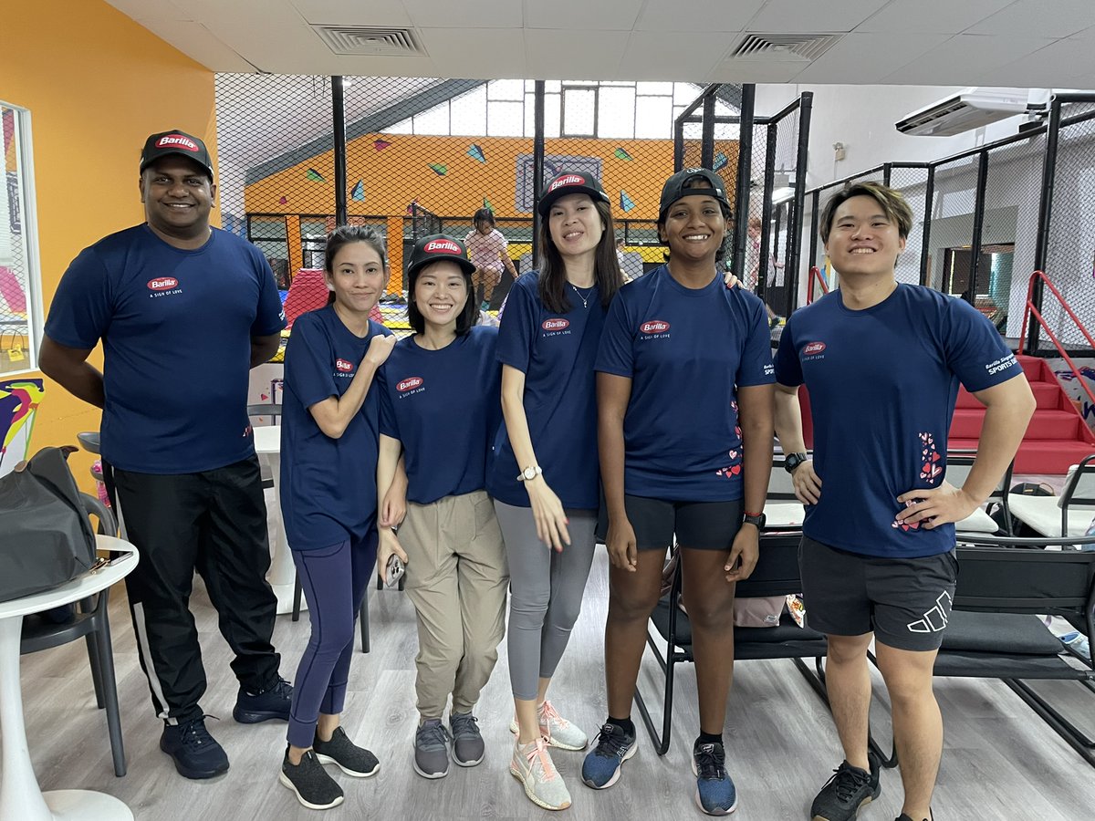 barillagroup's tweet photo. 🫂 The best connections often begin with working side by side.

From our offices and plants to our research centers around the world, our #BarillaPeople bring different experiences, perspectives, and stories together every day.

#WorkingAtBarilla #InternationalDayOfFriendship https://t.co/BKkTxJpeBf