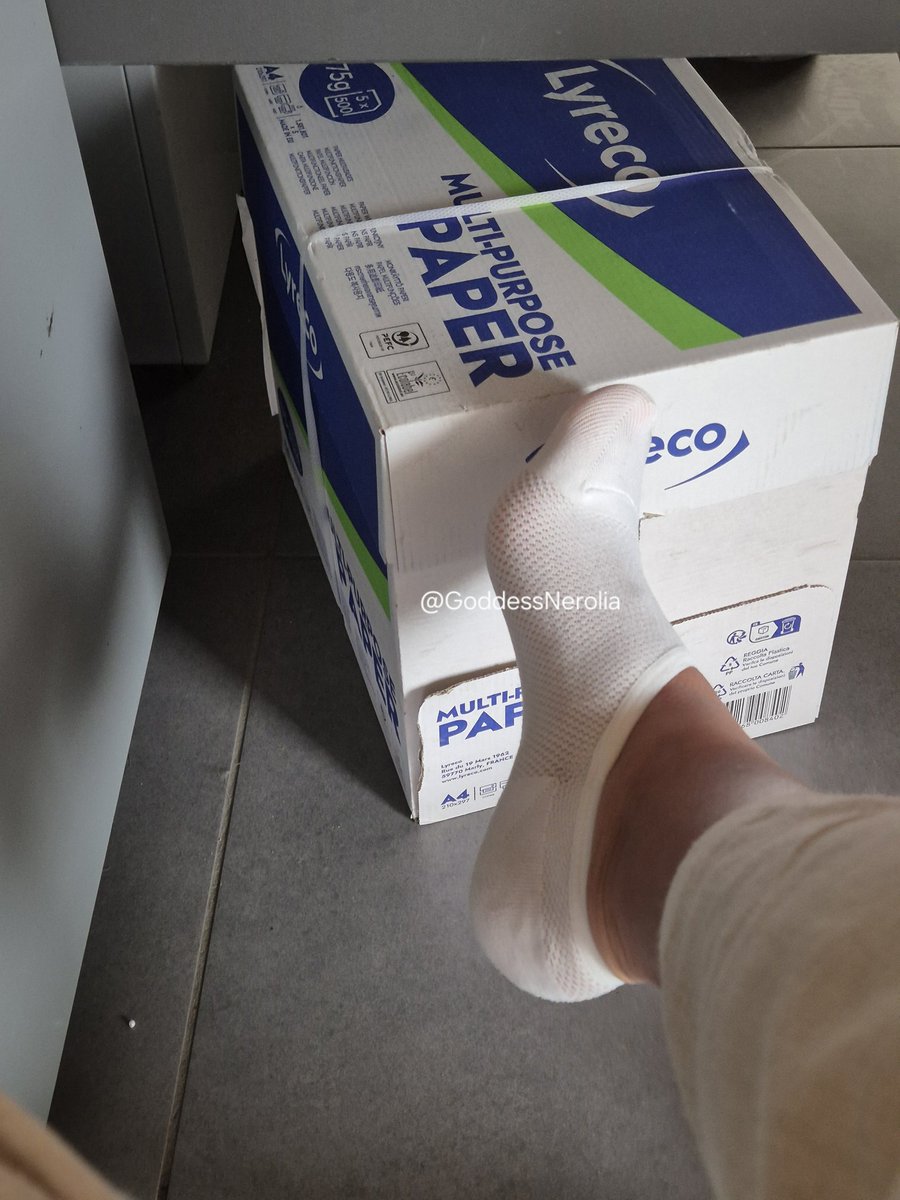 GoddessNerolia's tweet photo. Qui vient me servir de reposes pieds au bureau ? 😏 https://t.co/Xh915TpnJl