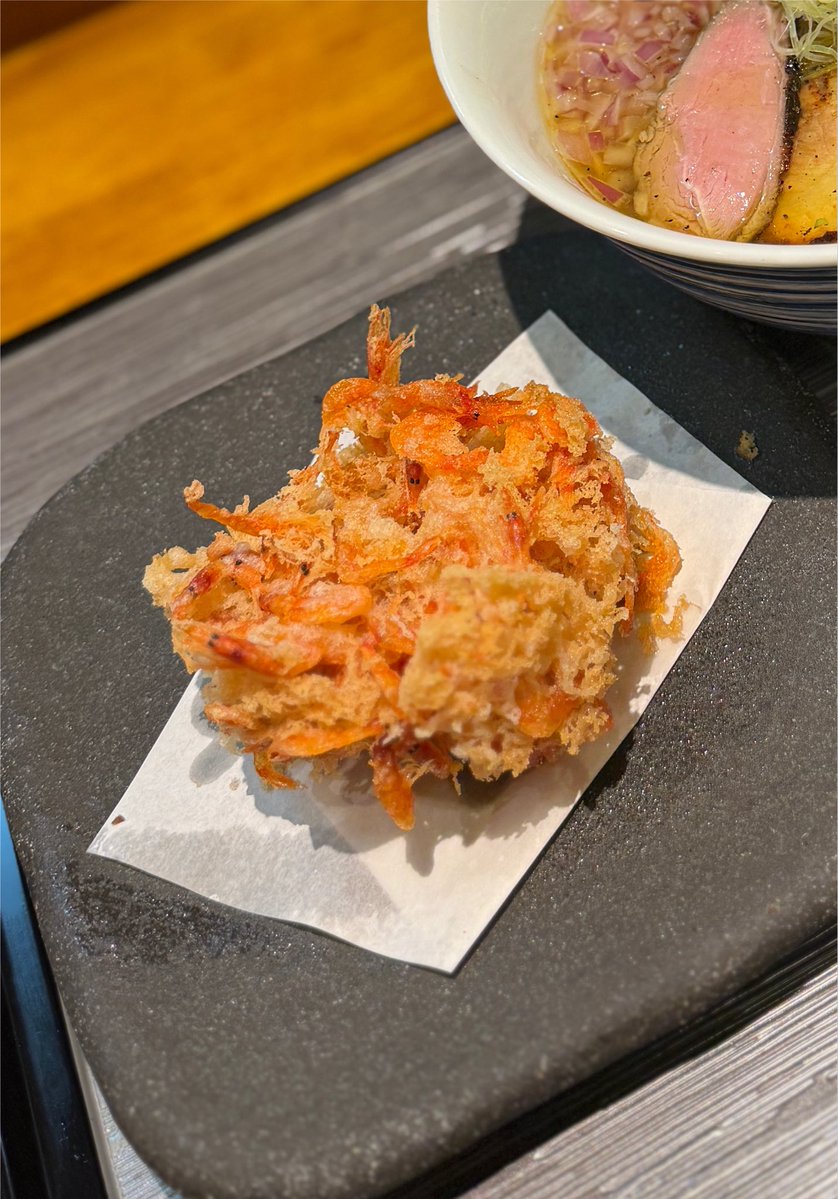 ichi_m51's tweet photo. 入鹿TOKYO@東久留米本店
特製マダカル塩らぁ麺1,700円
由比桜えび100%柚子かき揚げ500円
※柚子塩ではなく、塩らぁめん
口頭で塩に変更可
鶏・松坂牛・伊勢海老・真鯛の
マダカルスープは柚子抜きだと出汁の厚みがダイレクトに感じますね！
温度低下で真鯛がクッキリ出てめちゃくちゃ美味い！ https://t.co/qA0bhRz0a2