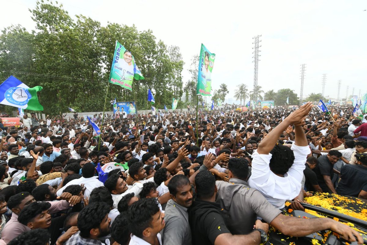 JaganannaCNCTS's tweet photo. జననేత జగనన్న పర్యటనలో జననీరాజనం. 🔥

విశాఖపట్నం ఎయిర్ పోర్ట్ నుండి శ్రీకాకుళం వరుకు.. పోలీసుల ఆంక్షలను దాటుకొని జగనన్న వెంట జనసముద్రంలా కదిలిన వైయస్ఆర్సీపీ శ్రేణులు.

#YSJagan #CBNJungleRaj #AndhraPradesh #JaganannaConnects https://t.co/0ixRRNljMX