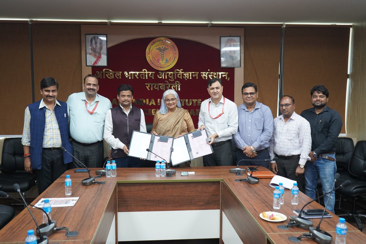aiims_rbl's tweet photo. एम्स रायबरेली एवं सेवादान आरोग्य संस्था के मध्य एमओयू का आदान-प्रदान संपन्न
मरीजों एवं उनके तीमारदारों की सुविधा के लिए एक महत्वपूर्ण पहल के तहत एम्स रायबरेली एवं सेवादान आरोग्य संस्था के मध्य गुरुवार को समझौता ज्ञापन (एमओयू) का आदान-प्रदान संपन्न हुआ। यह कार्यक्रम एम्स रायबरेली की कार्यकारी निदेशक प्रोफेसर डाक्टर अमिता जैन की गरिमामयी उपस्थिति में आयोजित किया गया।
इस समझौते के अंतर्गत सेवादान आरोग्य संस्था द्वारा एम्स रायबरेली परिसर में मरीजों के तीमारदारों के लिए विश्राम गृह (नाइट शेल्टर) का निर्माण कराया जाएगा। यह सुविधा दूर-दराज़ से उपचार के लिए आने वाले मरीजों के परिजनों को सुरक्षित, स्वच्छ एवं सम्मानजनक आवास उपलब्ध कराएगी, जिससे उपचार अवधि के दौरान उन्हें बड़ी राहत मिलेगी।
कार्यक्रम में एम्स रायबरेली की ओर से कर्नल अखिलेश सिंह, उप-निदेशक (प्रशासन) एवं सेवादान आरोग्य संस्था की तरफ़ से अमित दास ने एमओयू पर हस्ताक्षर किए और एमओयू का एक दूसरे से स्थानातंरण किया। 
संस्थान की ओर से कार्यकारी निदेशक डॉ अमिता जैन, उप-निदेशक (प्रशासन) कर्नल अखिलेश सिंह, वित्तीय सलाहकार कर्नल यू. एन. राय, अधीक्षण अभियंता श्री हरीश यादव सहित अभियांत्रिकी विभाग से अन्य अधिकारी तथा सेवादान आरोग्य फाउंडेशन की ओर से श्री अमित दास एवं श्री डी डी पाण्डे उपस्थित थे।
MoU Exchanged Between AIIMS Raebareli and Sevadan Arogya Sanstha
In a significant initiative aimed at facilitating patients and their attendants, an exchange of a Memorandum of Understanding (MoU) took place on Thursday between AIIMS Raebareli and Sevadan Arogya Sanstha. The event was held in the distinguished presence of Professor (Dr.) Amita Jain, Executive Director of AIIMS Raebareli.
Under this agreement, Sevadan Arogya Sanstha will construct a rest house (night shelter) for patients' attendants within the AIIMS Raebareli campus. This facility will provide safe, clean, and dignified accommodation to the families of patients arriving from distant areas for treatment, offering them considerable relief during the treatment period.
During the event, Colonel Akhilesh Singh, Deputy Director (Administration), signed the MoU on behalf of AIIMS Raebareli, while Mr. Amit Das signed on behalf of Sevadan Arogya Sanstha; the documents were then exchanged between the two parties.
Executive Director Dr. Amita Jain, Deputy Director (Administration) Colonel Akhilesh Singh, Financial Advisor Colonel U.N. Rai, Superintending Engineer Mr. Harish Yadav, and other officials from the Engineering Department, representing the Institute; Mr. Amit Das and Mr. D.D. Pandey represented the Sevadan Arogya Foundation. @MoHFW_INDIA @Amita2606