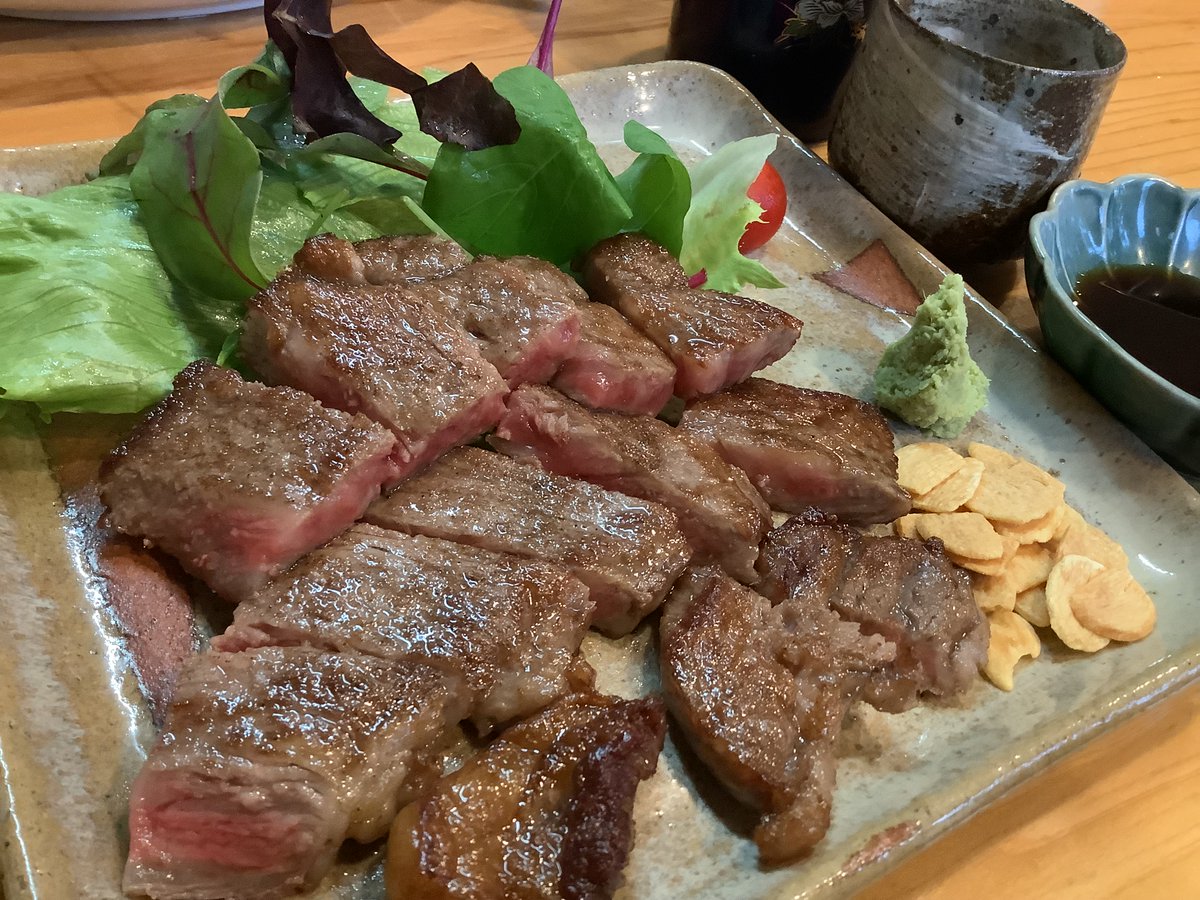 blyWHJrC5aiLaCH's tweet photo. 鰹タタキに黒毛和牛
今夜も最高の食事をありがとう https://t.co/8ic68uK4rA