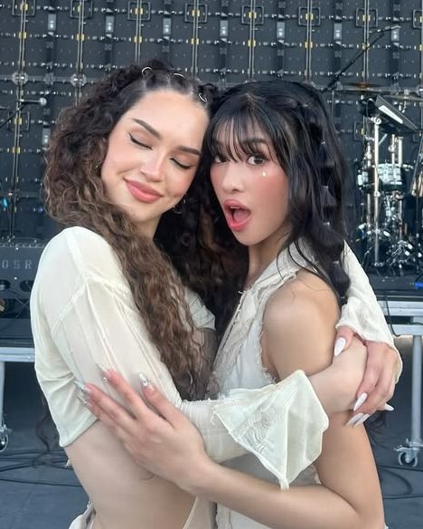 npomvtt's tweet photo. 🤞💕 AMIGA PERFEITA! Daniela do KATSEYE contou que Sophia pegou seu celular e baniu todas as palavras relacionadas ao grupo e ao nome das integrantes nas suas redes sociais pra que ela não visse nenhum conteúdo de ódio direcionado a elas. https://t.co/q2kGmJvL0k