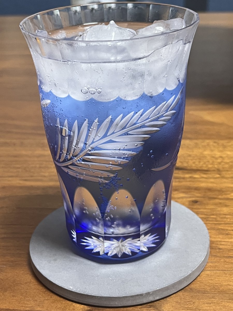 ch_aler's tweet photo. 江戸切子のタンブラーを買った
中身は氷結だけどかなり高級感がでていい買い物したなと思う
家飲みメインだと最高だ
次はロックグラスだな https://t.co/uQqDP82pKg