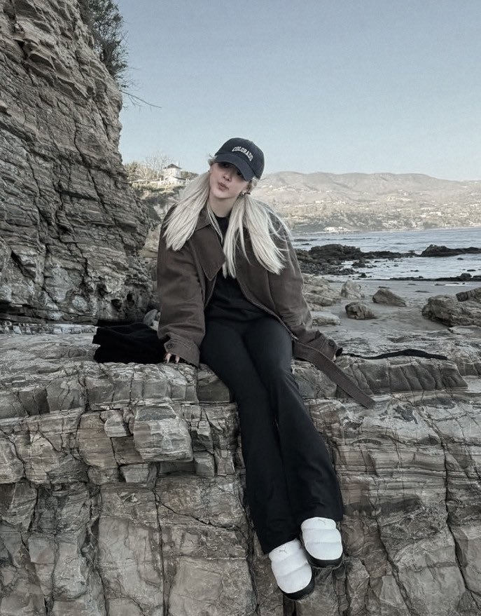 roseeaun's tweet photo. salty air and messy hair 🌊 https://t.co/fGrXeZHrRg