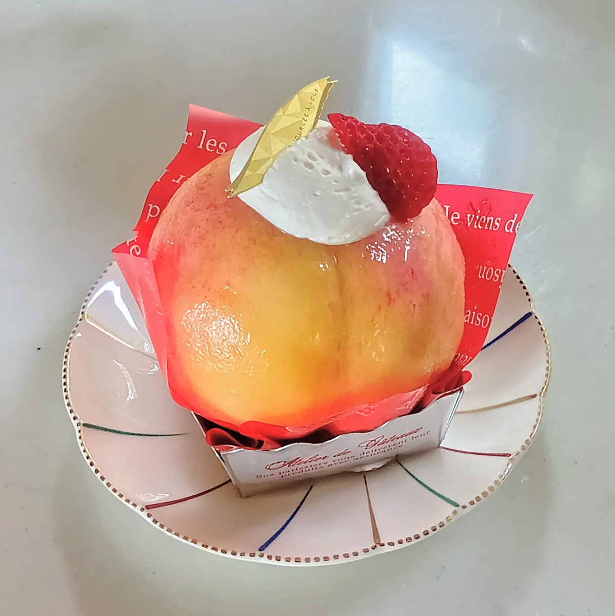15sanQ's tweet photo. とりろーの誕生日ケーキは、これだっ！！

桃🍑！！！
どーーーん！！
普通サイズと特大サイズが売ってたので、もちろん特大サイズを買った！www

桃はちゃんと甘いし、種のかわりに詰まっているカスタード、角切りのいちごやパインが美味しさの相乗効果を演出するぜ…(語彙が微妙) https://t.co/lOB1s8Ji2j