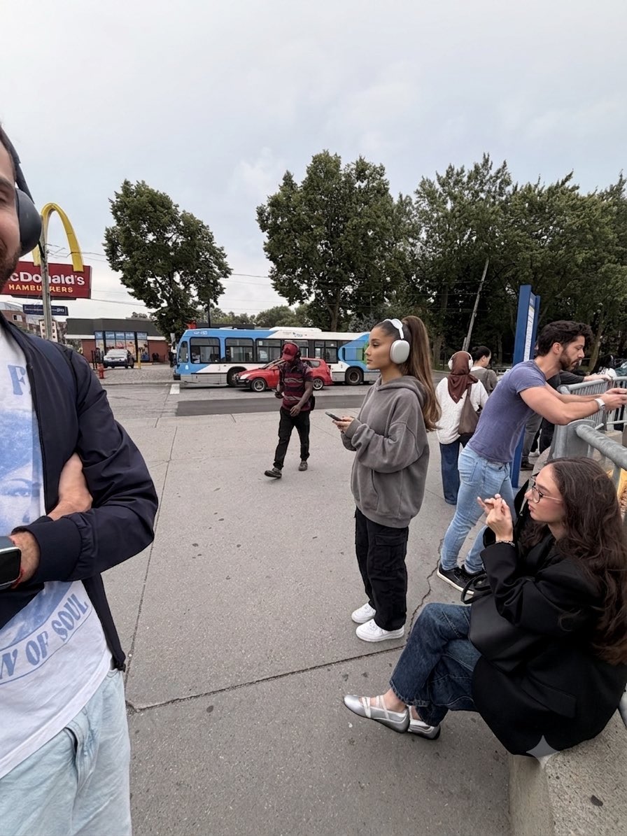 Gabrielftino's tweet photo. Mds a ariana grande na fila do ônibus aqui em Montreal https://t.co/Hao8GBs0MB