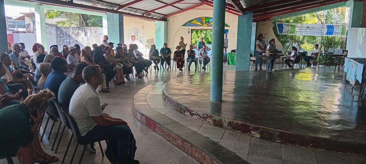 RefineraCienfu1's tweet photo. #RefineríaCienfuegos ¡Brillan nuestros innovadores! En la ExpoFeria Provincial, Alexis González obtiene el Premio Relevante; Elso Valentín y Hermes Bello, Destacado; Alejandro Elias y Juan Carlos, Mención. Creatividad y compromiso que nos enorgullecen. ¡Felicidades! https://t.co/hJGXjetx4d