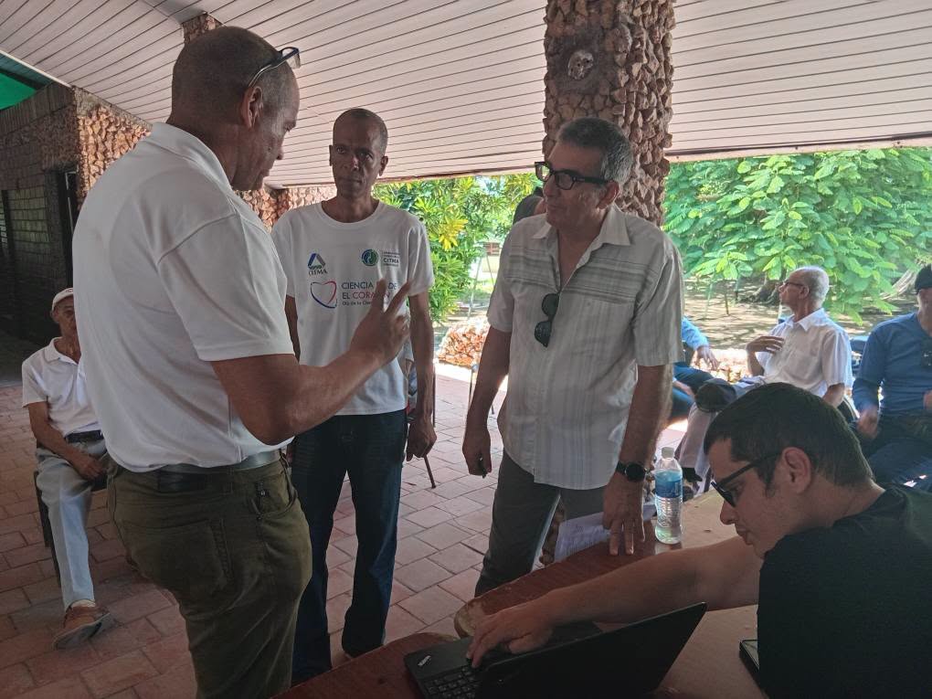 RefineraCienfu1's tweet photo. #RefineríaCienfuegos ¡Brillan nuestros innovadores! En la ExpoFeria Provincial, Alexis González obtiene el Premio Relevante; Elso Valentín y Hermes Bello, Destacado; Alejandro Elias y Juan Carlos, Mención. Creatividad y compromiso que nos enorgullecen. ¡Felicidades! https://t.co/hJGXjetx4d