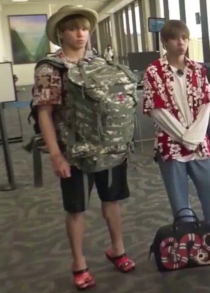 _taegguk_luv_'s tweet photo. JUST JUNGKOOK AND HIS BIG BAG 😭 https://t.co/ahY1FyvXZ7