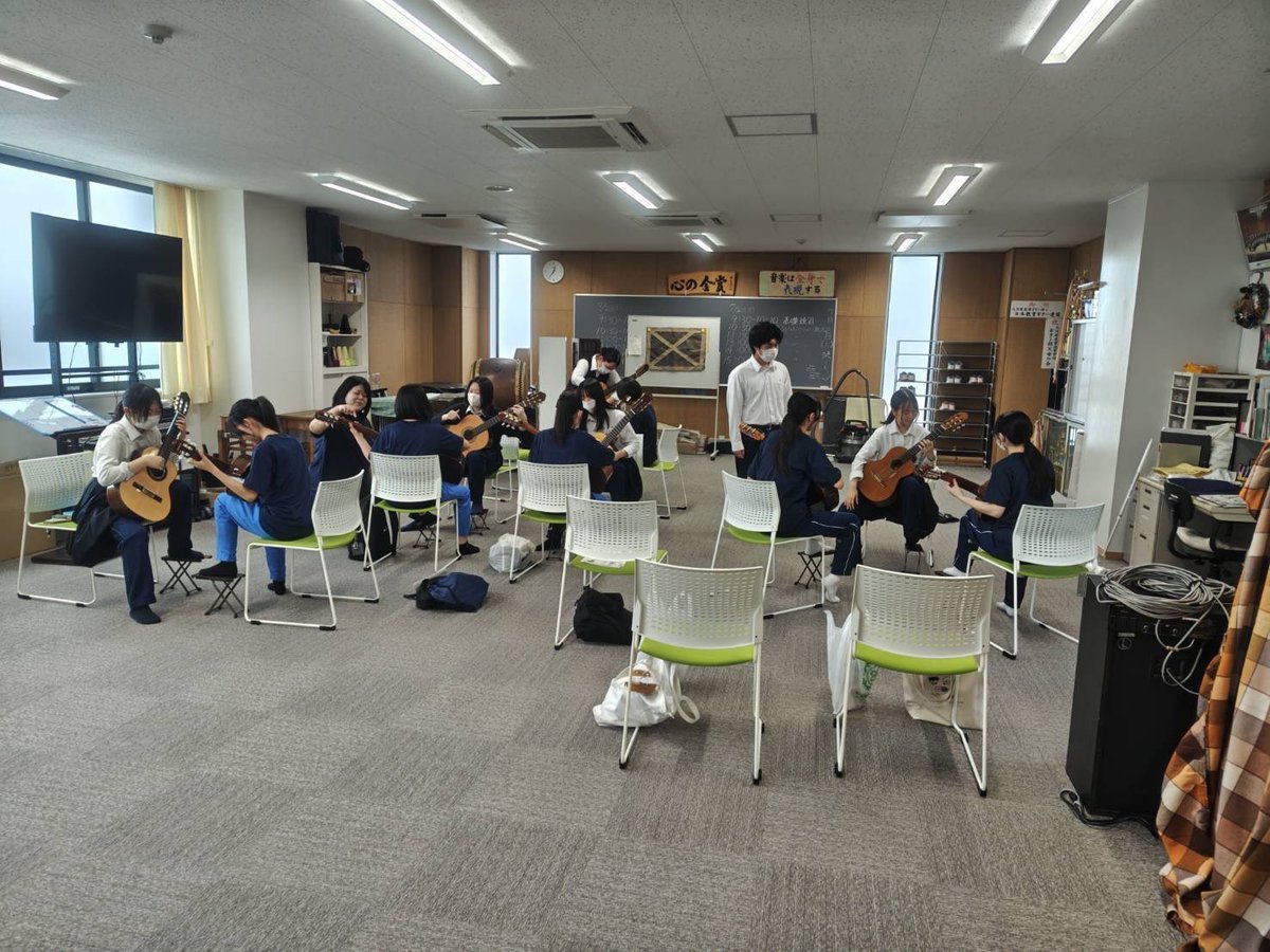 daisanguitar's tweet photo. 7月28日、29日に行われたオープンキャンパスにて、ミニコンサートと楽器体験を行いました！
楽器体験では、来てくれた人が楽しそうに弾いてくれていて、こちらにとっても楽しい活動でした✨️
この体験をきっかけに少しでもギター部に興味を持って貰えれば嬉しいです🎶
#ギター部
#大産ギター部 https://t.co/CE32yOSuS0