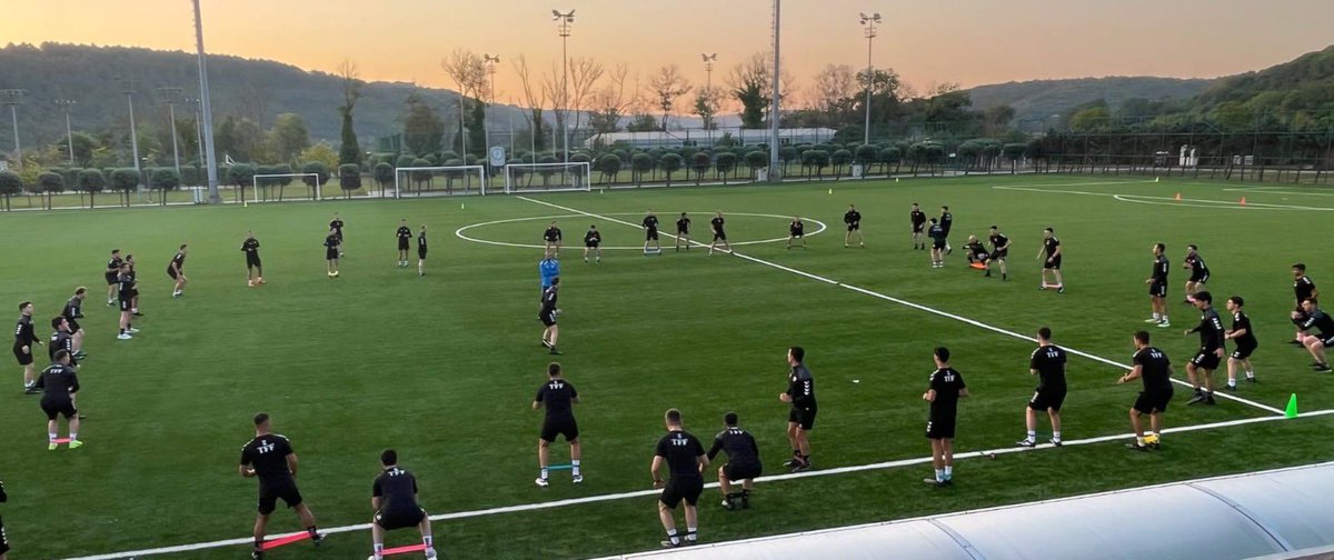 MHK_Resmi's tweet photo. Türkiye Futbol Federasyonu Merkez Hakem Kurulu (MHK) tarafından, bu sezon terfi eden üst klasman ve klasman hakemlerinin bilişsel, iletişimsel ve fizyolojik gelişimlerini desteklemek amacıyla hazırlanan eğitim programı, Yeditepe Üniversitesi iş birliğiyle 26-29 Temmuz 2026 tarihleri arasında TFF Hasan Doğan Millî Takımlar Kamp ve Eğitim Tesisleri'nde gerçekleştirildi.

45 üst klasman ve klasman hakeminin katıldığı program kapsamında, Yeditepe Üniversitesi'nden 4 akademisyenin katkılarıyla dört gün boyunca toplam 18 eğitim oturumu düzenlendi.

👉 https://t.co/jHYW5AxM5Z