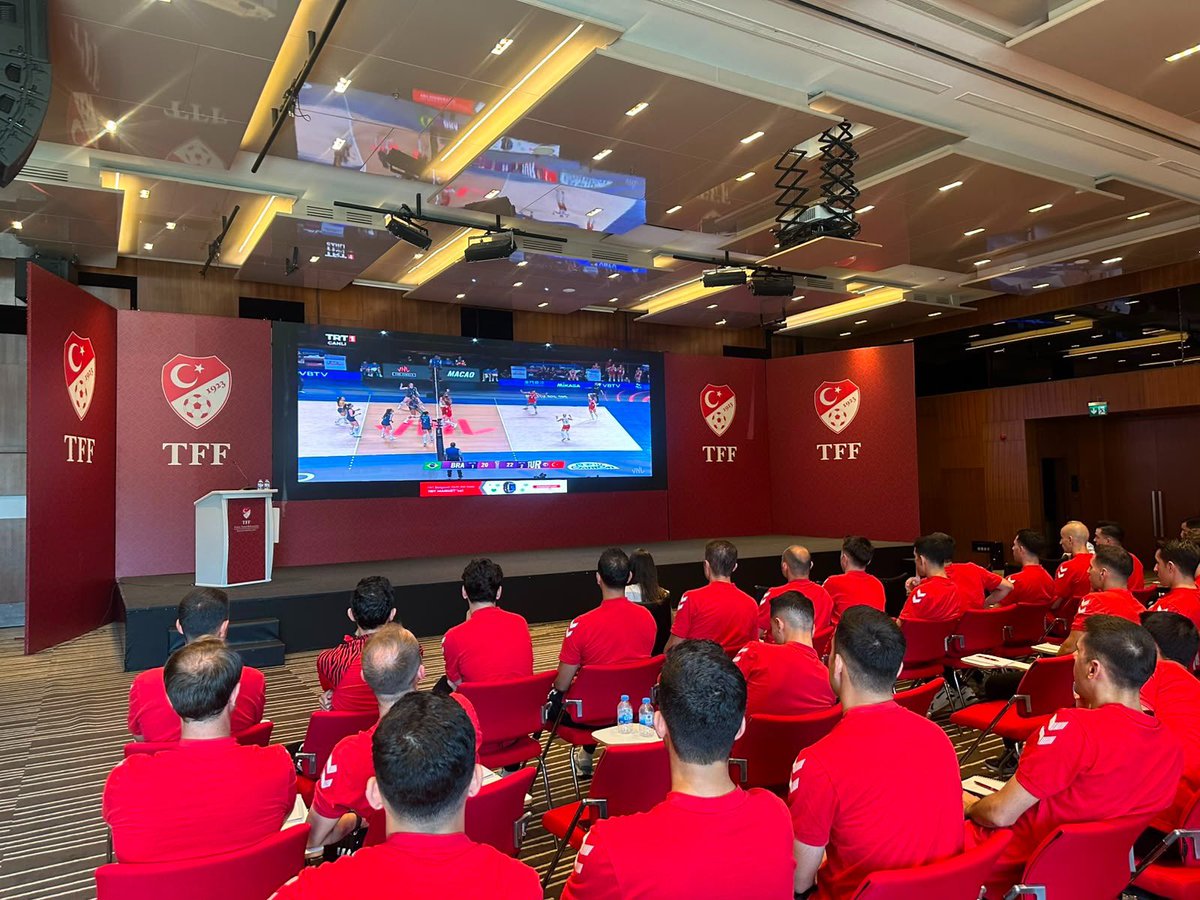 MHK_Resmi's tweet photo. Türkiye Futbol Federasyonu Merkez Hakem Kurulu (MHK) tarafından, bu sezon terfi eden üst klasman ve klasman hakemlerinin bilişsel, iletişimsel ve fizyolojik gelişimlerini desteklemek amacıyla hazırlanan eğitim programı, Yeditepe Üniversitesi iş birliğiyle 26-29 Temmuz 2026 tarihleri arasında TFF Hasan Doğan Millî Takımlar Kamp ve Eğitim Tesisleri'nde gerçekleştirildi.

45 üst klasman ve klasman hakeminin katıldığı program kapsamında, Yeditepe Üniversitesi'nden 4 akademisyenin katkılarıyla dört gün boyunca toplam 18 eğitim oturumu düzenlendi.

👉 https://t.co/jHYW5AxM5Z