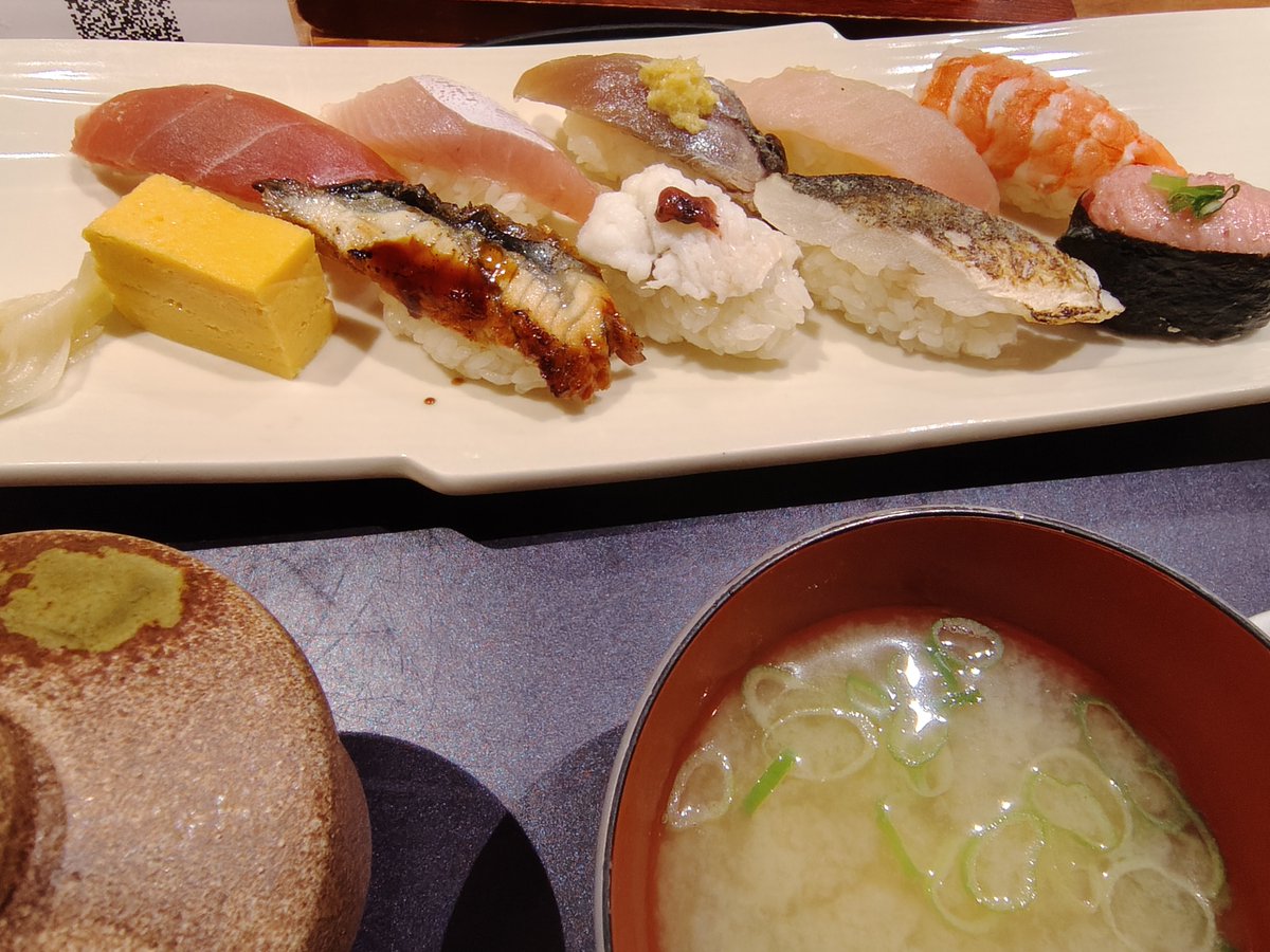 soluey3's tweet photo. 寿司食べて（昨日昼）
肉食べて（昨日夜）
蕎麦食べて（今日昼）
練習（また来てる） https://t.co/GcxThYYJFS